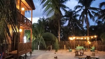 Phòng đôi phong cách lãng mạn | Bộ đồ giường cao cấp, chăn bông, minibar, trang trí khác biệt