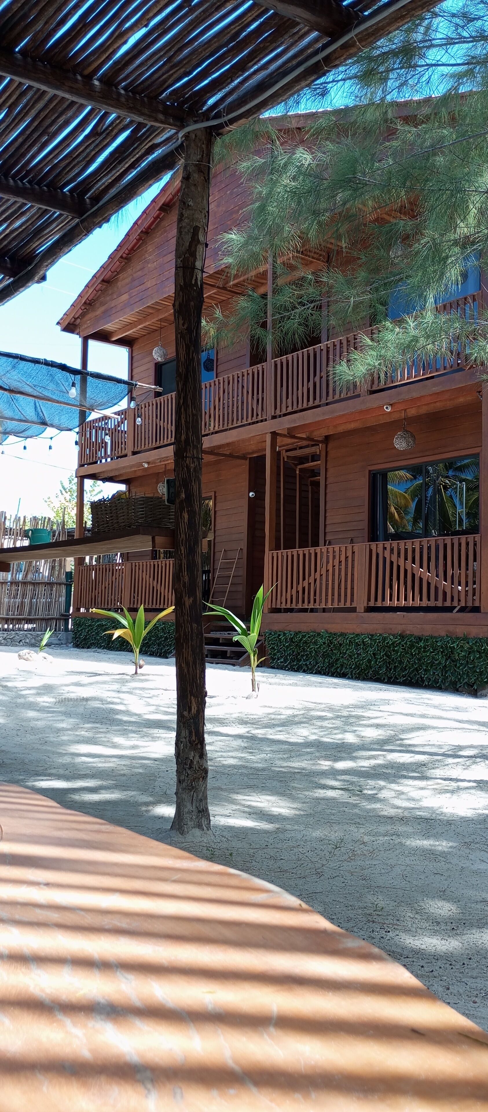 Vista frontal de la propiedad