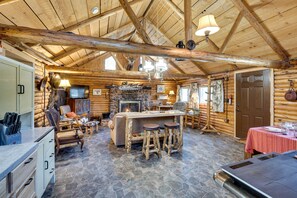 TV, fireplace, DVD player, books - Remote Escape: Klamath Falls Cabin By Lake & Hikes (Klamath Falls)