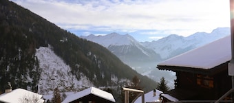 Charming chalet for 8 people with a large terrace and a balcony with garden furniture.Interior : app