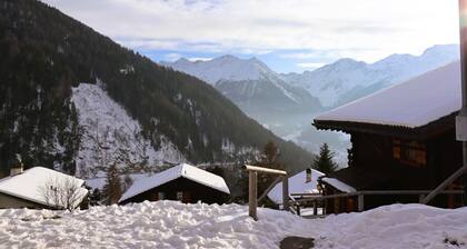 Charming chalet for 8 people with a large terrace and a balcony with garden furniture.Interior : app
