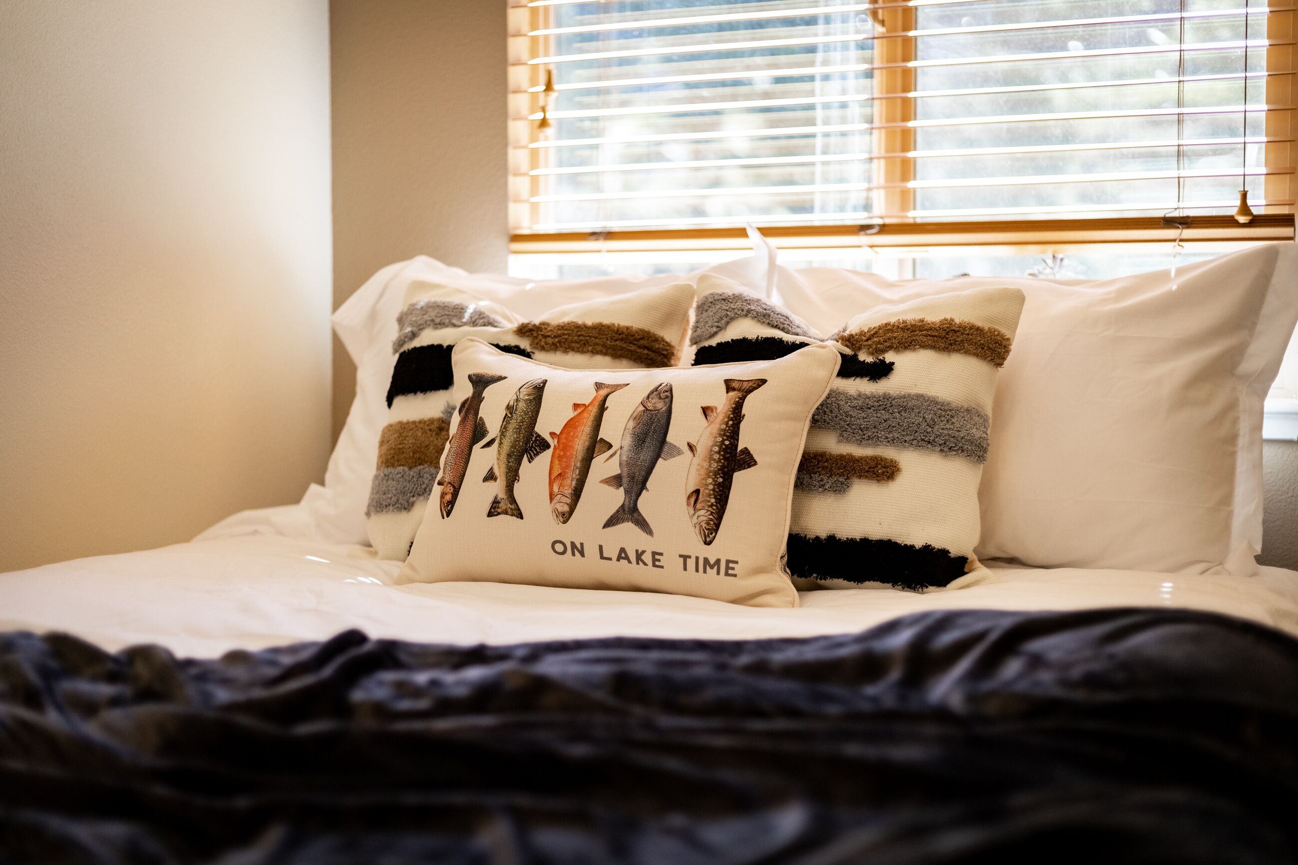 2 dormitorios, tabla de planchar con plancha, cuna de viaje