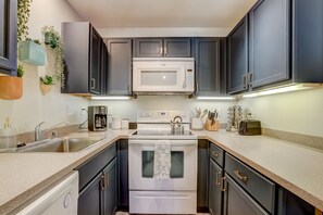 Kylskåp, mikrovågsugn, ugn och spishäll