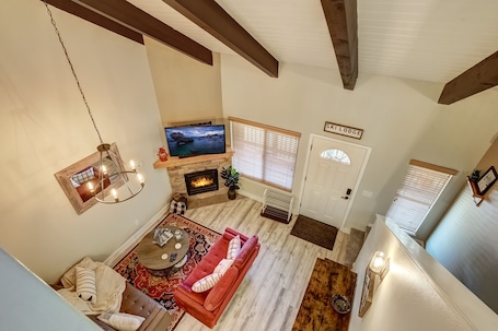 Smart TV, fireplace, DVD player, books. Steps to trails & Stagecoach lift. Minutes to the Lake & Heavenly Village.