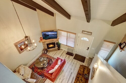 Steps to trails & Stagecoach lift. Minutes to the Lake & Heavenly Village.