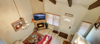 Steps to trails & Stagecoach lift. Minutes to the Lake & Heavenly Village.