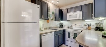 Steps to trails & Stagecoach lift. Minutes to the Lake & Heavenly Village.