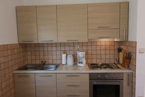 Fridge, oven, stovetop, cookware/dishes/utensils