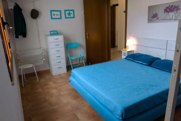 2 habitaciones, tabla de planchar con plancha y ropa de cama 