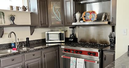 Located within in Old Town Albuquerque
Walking Distance to shops and museums