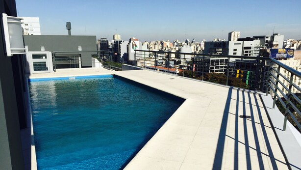 Une piscine sur le toit offrant une vue sur la ville.