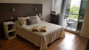 1 habitación, caja de seguridad en la habitación y escritorio 