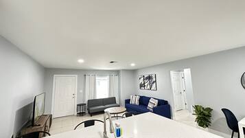 Apartment | Living area | Smart TV, Netflix, Hulu, streaming services