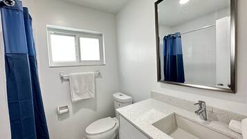 Leilighet | Bad | Regndusjhode, hårføner og håndklær