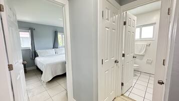 Leilighet | 2 soverom, skrivebord for bærbar PC og blendingsgardiner