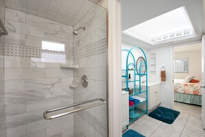 Serviettes fournies, savon, papier toilette