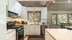 Fridge, microwave, oven, stovetop - Ponderosa Pine Escape (Truckee)