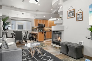 Smart TV, fireplace - Stunning Oceanfront Boardwalk Condo - Spa, Steps to Beach, Parking & Fast WiFi! (San Diego)