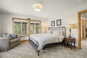 3 bedrooms, desk, iron/ironing board, travel crib