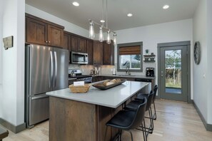 冷蔵庫、電子レンジ、オーブン、コンロ