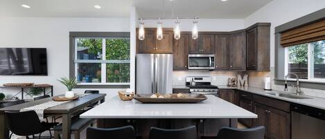 Refrigerador, microondas, horno y parrilla de estufa