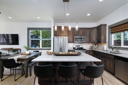 Modern home w/garage converted game room!