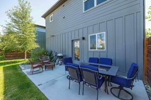Outdoor dining - Modern home w/garage converted game room! (Bozeman)