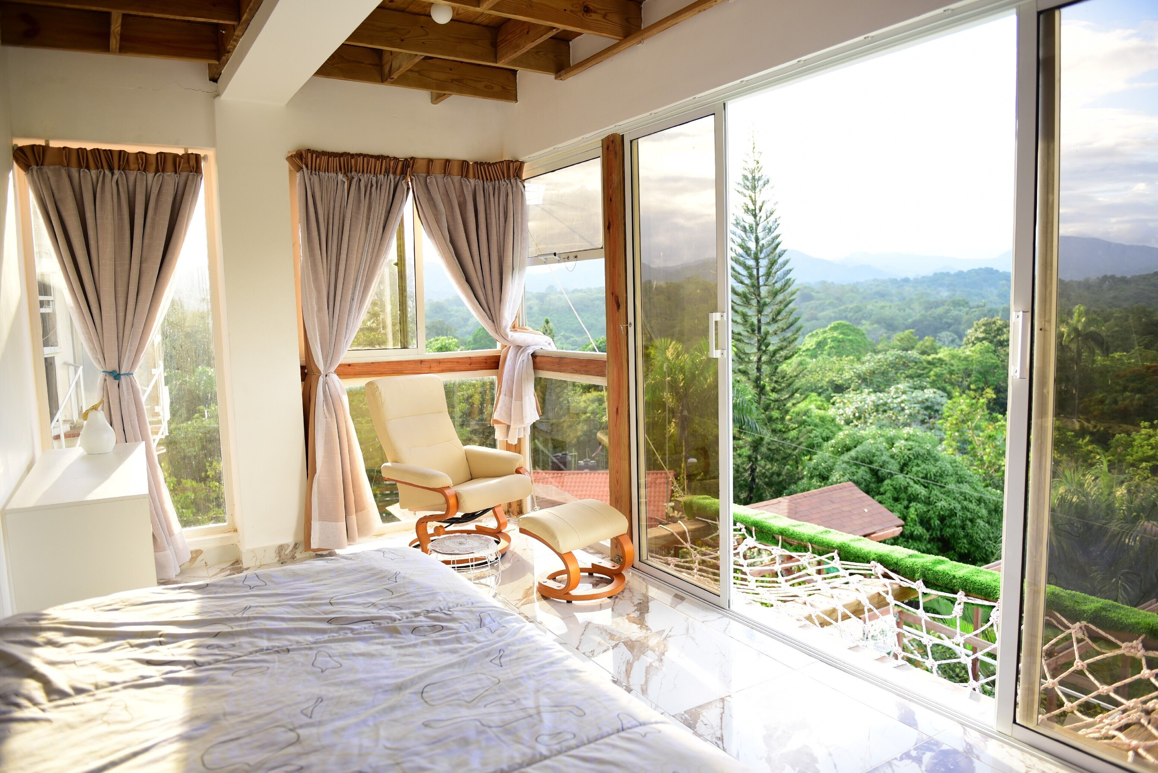 3 habitaciones, tabla de planchar con plancha, wifi y ropa de cama 