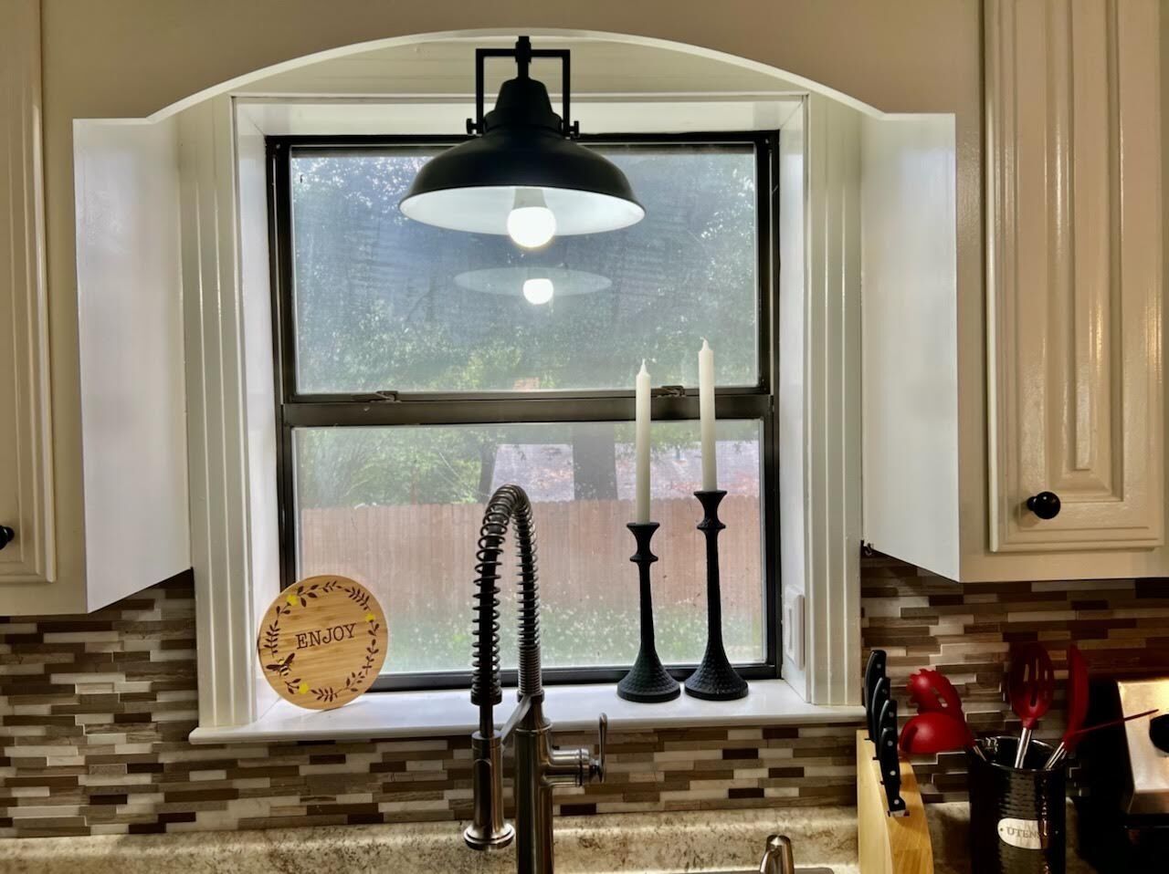Medical District's Luxurious 3 Bedroom Bungalow in the Heart of Tyler.