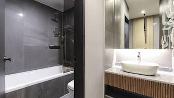 Deluxe King Room | Bagno | Set di cortesia gratuito, asciugacapelli, accappatoio, pantofole