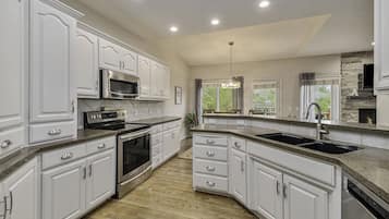 Frigorífico, microondas, horno y placa de cocina