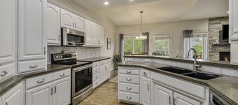 Large Cozy Retreat in West Omaha, Family Friendly with Game Rec Room!