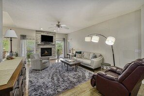 Smart TV, fireplace, foosball, stereo - Large Cozy Retreat in West Omaha, Family Friendly with Game Rec Room! (Omaha)