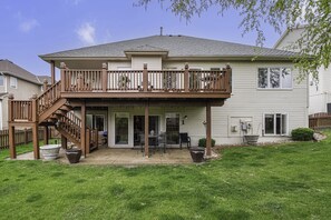 Exterior - Large Cozy Retreat in West Omaha, Family Friendly with Game Rec Room! (Omaha)
