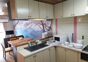 Réfrigérateur, four à micro-ondes, surface de cuisson