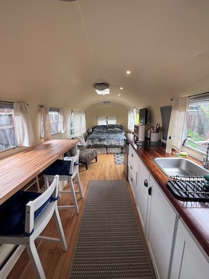 Kühlschrank, Mikrowelle, Herdplatte, Wasserkocher mit Kaffee-/Teezubehör