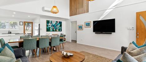 Una Smart TV, libros