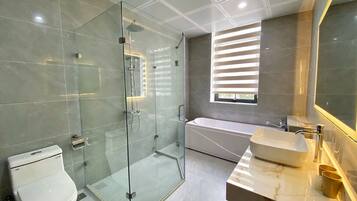 Deluxe Room | Bathroom | Free toiletries, hair dryer, towels, soap