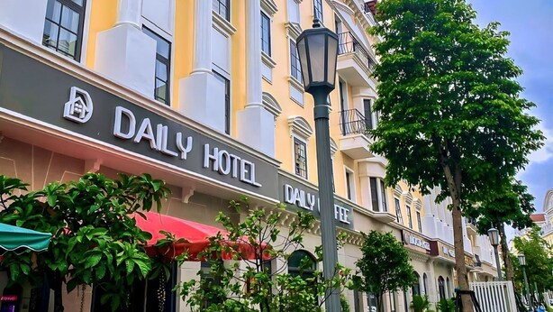 A hotel facade with a sign reading "DAILY HOTEL" and a coffee shop below. - Daily Hotel (Bai Chay)