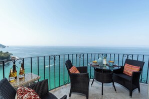 Outdoor dining - Breathtaking ocean views, quiet, penthouse 7 (Puerto Vallarta)