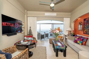Living area - Breathtaking ocean views, quiet, penthouse 7 (Puerto Vallarta)