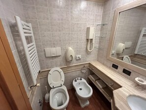 Tina de hidromasaje, secadora de cabello, bidet, toallas