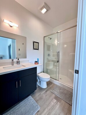 Dusche, Haartrockner, Handtücher, Seife