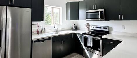 Een koelkast, een microgolfoven, een oven, een kookplaat