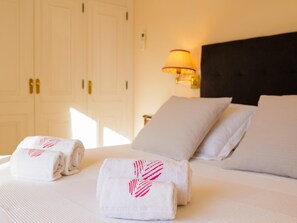 5 bedrooms, iron/ironing board, Internet, bed sheets
