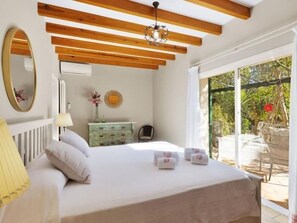 5 bedrooms, iron/ironing board, internet, bed sheets