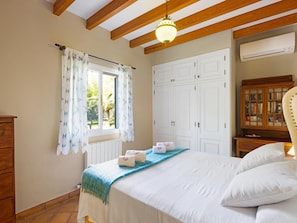 5 bedrooms, iron/ironing board, Internet, bed sheets - Casa María (Santa María del Camí)