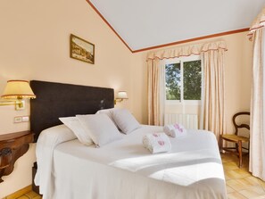 5 bedrooms, iron/ironing board, internet, bed sheets - Casa María (Santa María del Camí)