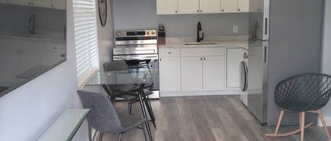 Refrigerador, microondas, horno, placa de cocina