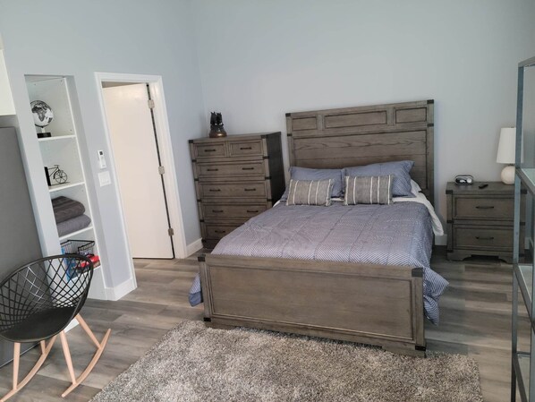 1 chambre, bureau, fer et planche à repasser, lit de bébé portatif